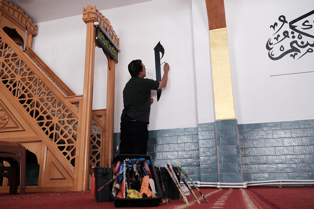 Cami cami dolaşıyor, cemaat hayran kalıyor! Bütün şehir gönüllü nakkaşın mest eden çalışmalarını konuşuyor - 3. Resim