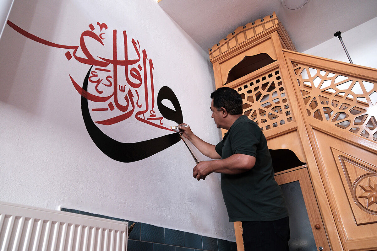 Cami cami dolaşıyor, cemaat hayran kalıyor! Bütün şehir gönüllü nakkaşın mest eden çalışmalarını konuşuyor - 5. Resim