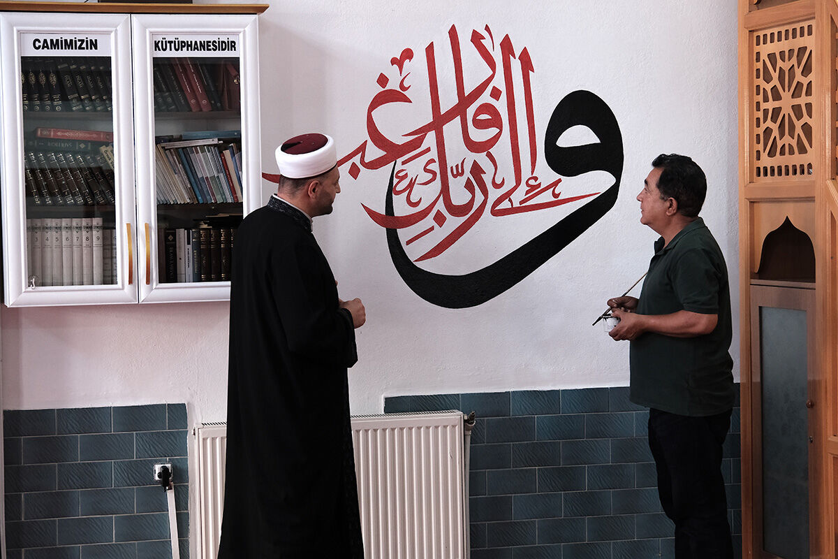 Cami cami dolaşıyor, cemaat hayran kalıyor! Bütün şehir gönüllü nakkaşın mest eden çalışmalarını konuşuyor - 2. Resim