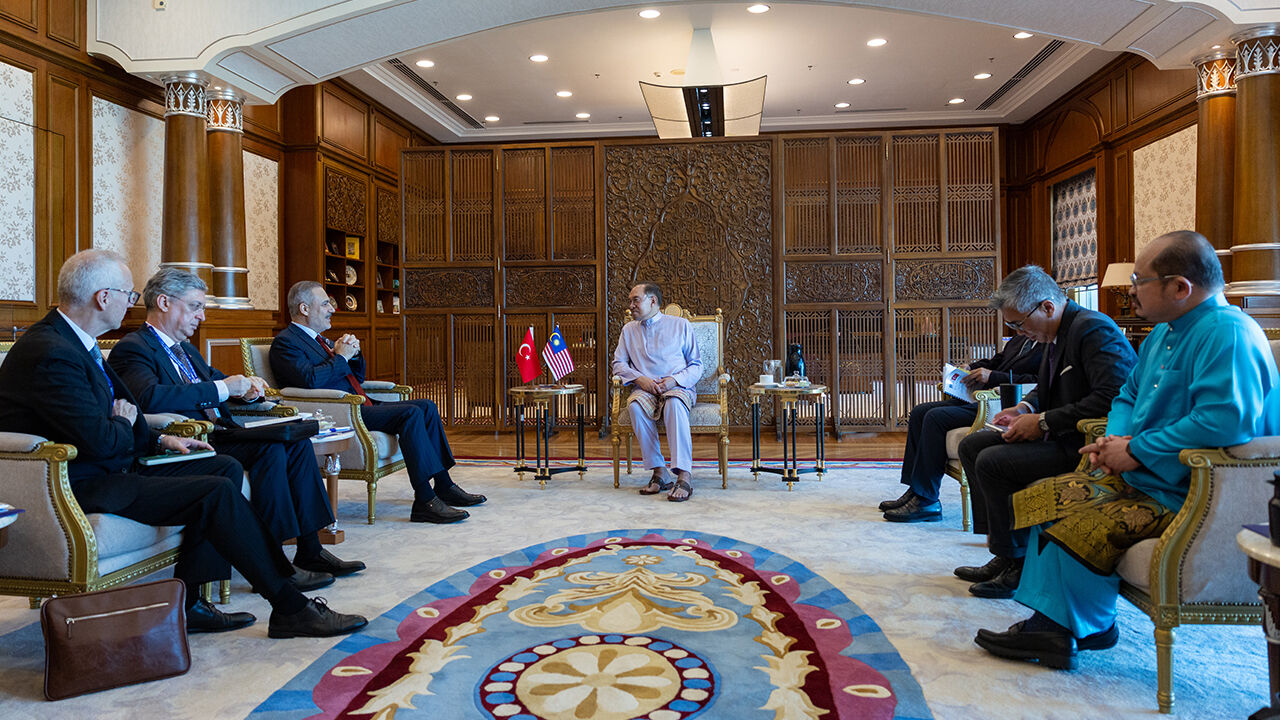 Dışişleri Bakanı Fidan, Malezya Başbakanı Enver İbrahim ile bir araya geldi - 1. Resim