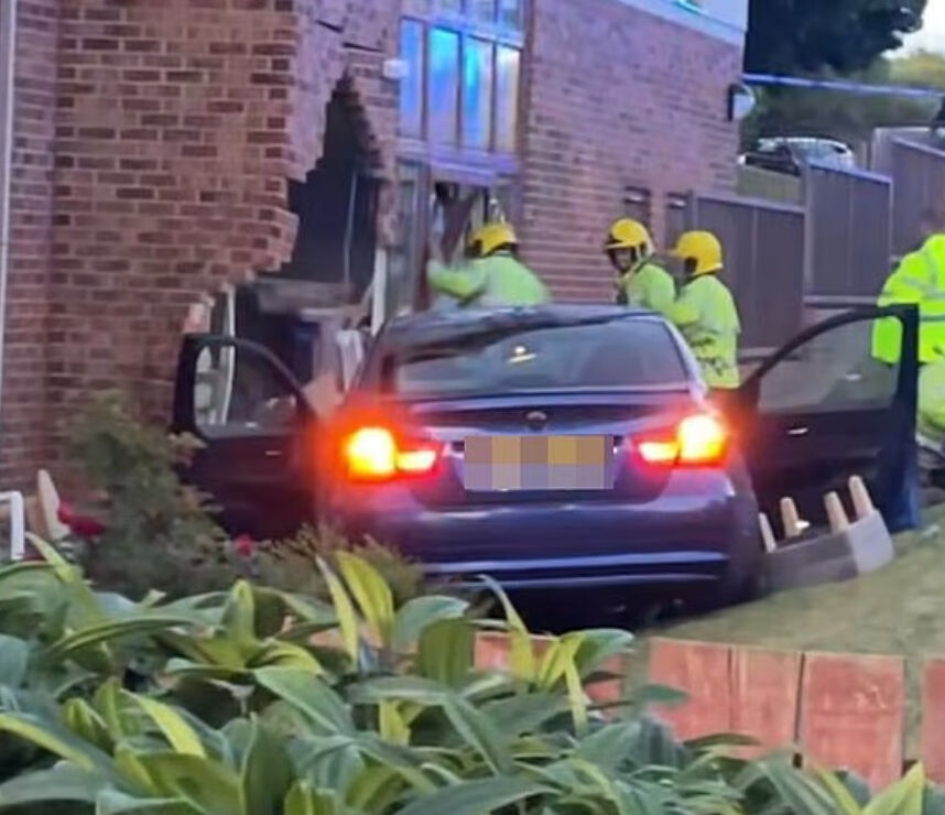 Film sahnelerini aratmayan olay! Çalıntı araçla huzurevine daldı: 2 yaşlı kadın hayatını kaybetti - 2. Resim
