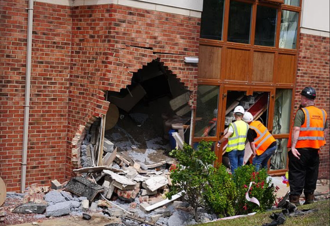 Film sahnelerini aratmayan olay! Çalıntı araçla huzurevine daldı: 2 yaşlı kadın hayatını kaybetti - 1. Resim