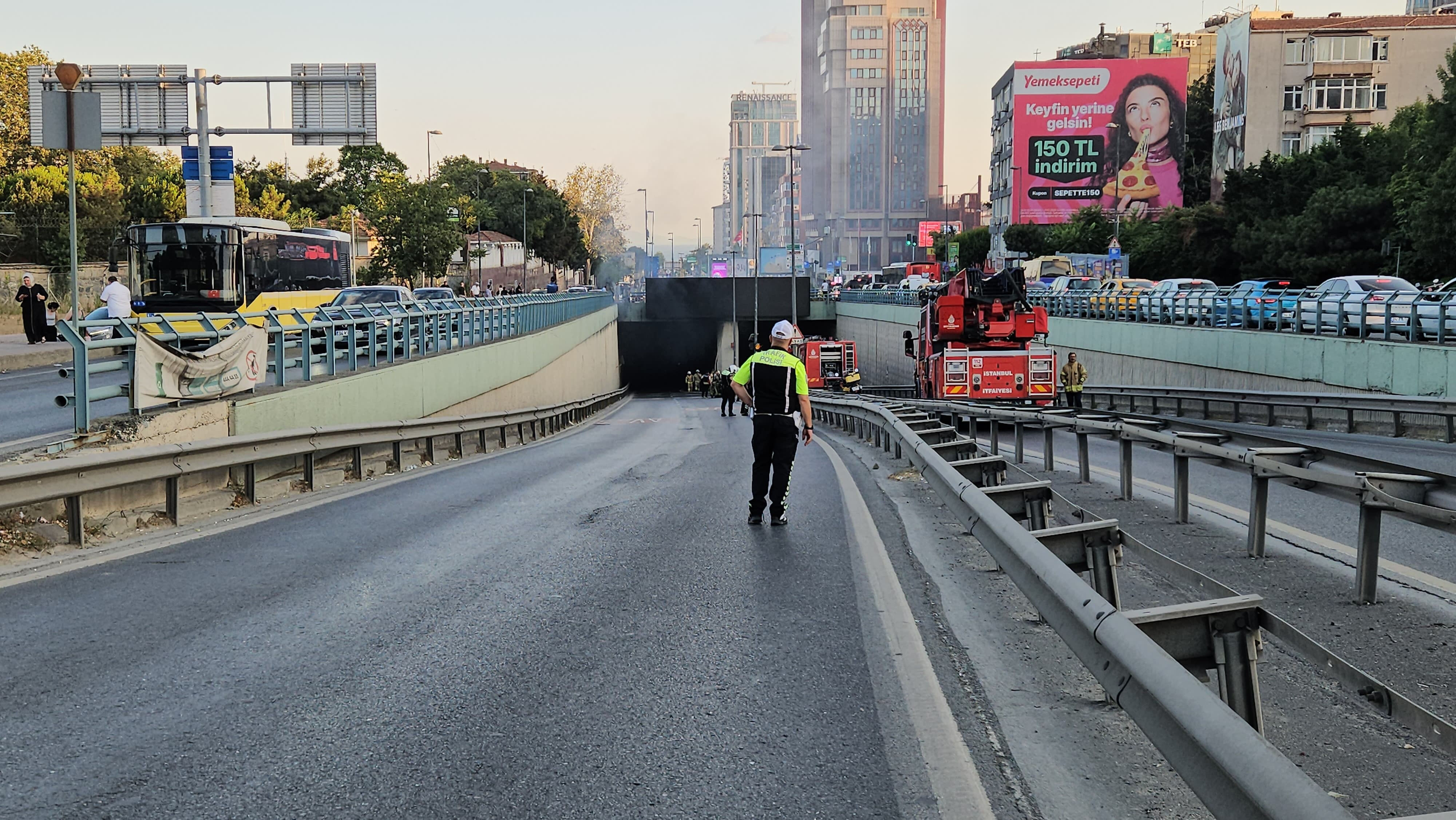İETT otobüsü cayır cayır yandı! Vatandaşlar tahliye edildi - 1. Resim