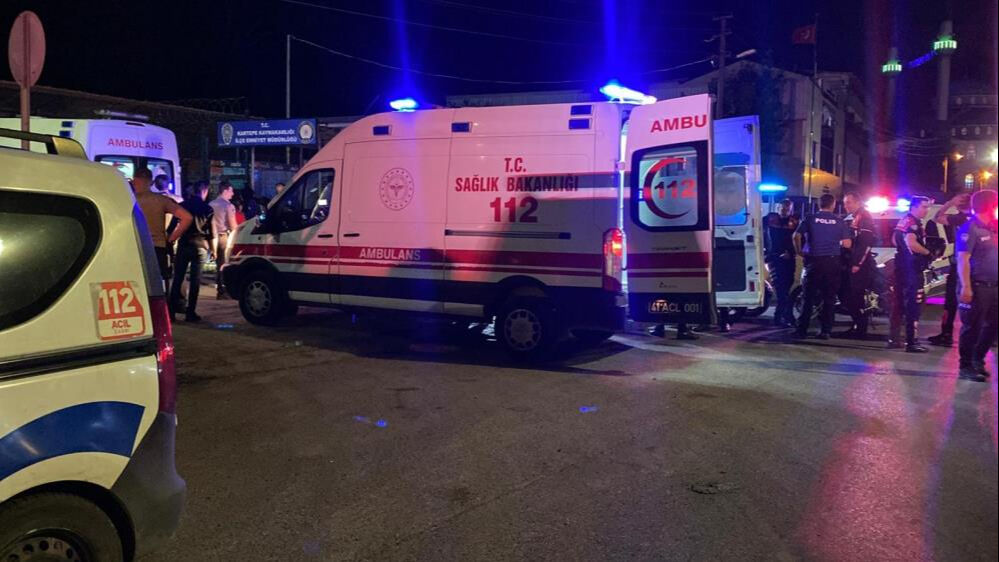 İfade verdikten sonra serbest kalan gruplar emniyet müdürlüğü önünde çatıştı! - 2. Resim