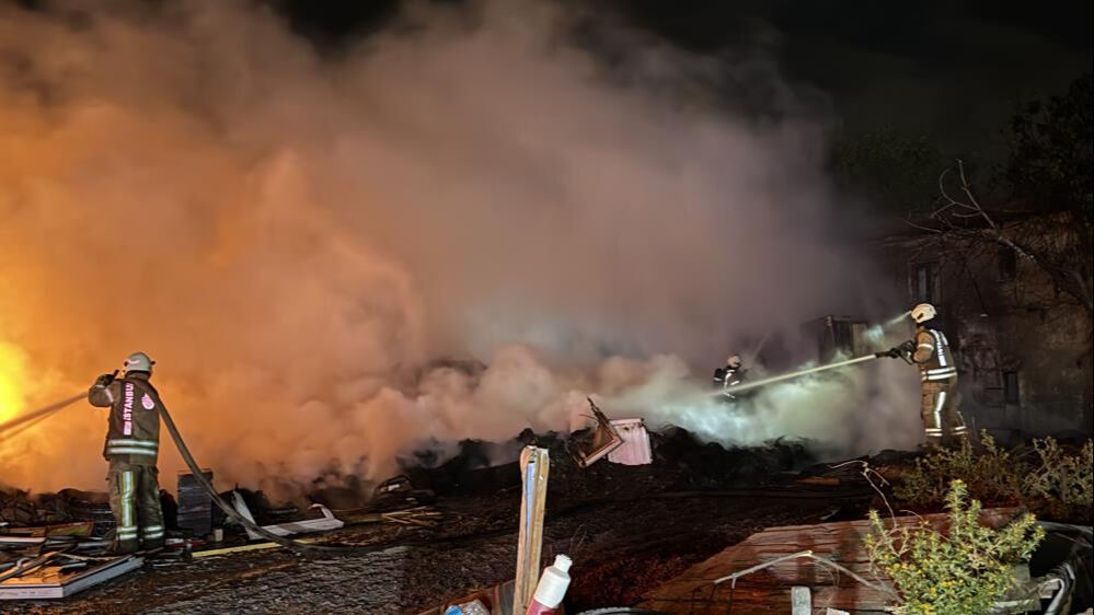 İstanbul'da sıcak saatler! Eyüpsultan'da yangın çıktı, çok sayıda ekip müdahale etti - 1. Resim