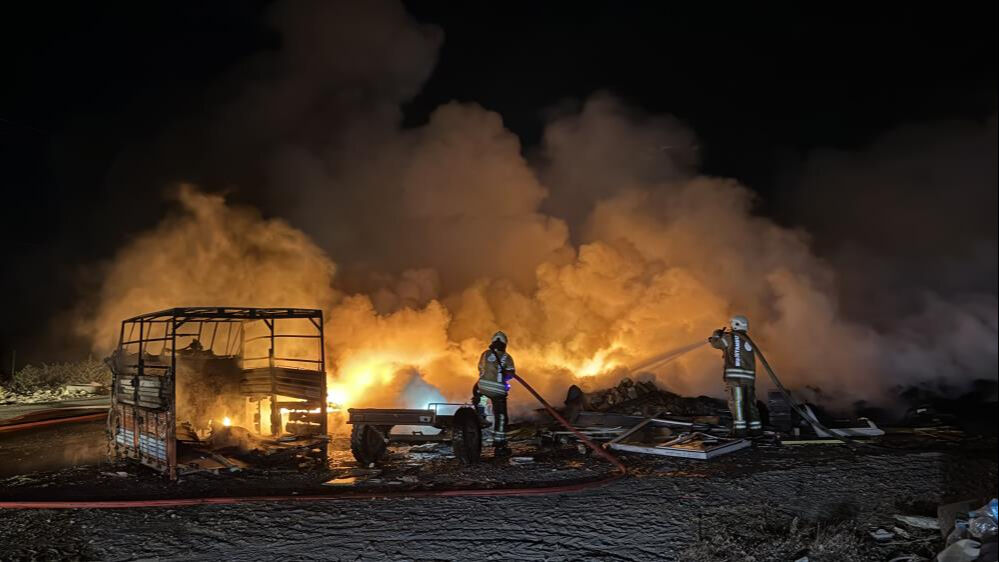 İstanbul'da sıcak saatler! Eyüpsultan'da yangın çıktı, çok sayıda ekip müdahale etti - 3. Resim