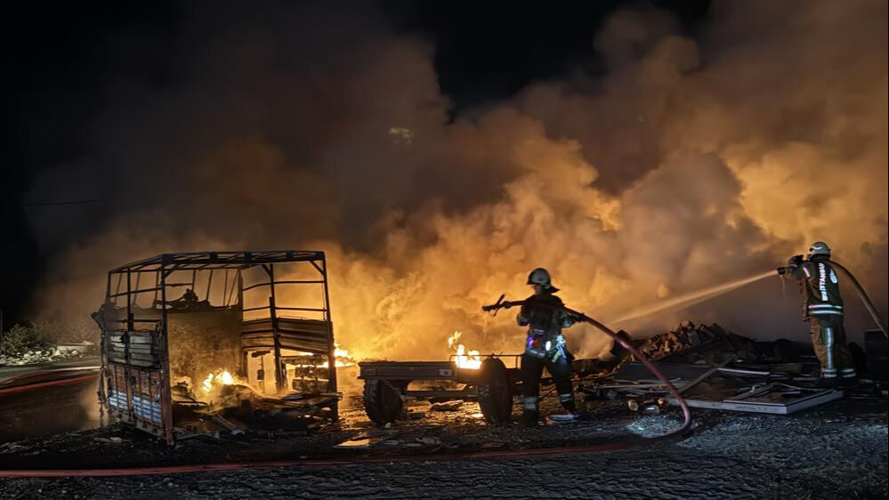 İstanbul'da sıcak saatler! Eyüpsultan'da yangın çıktı, çok sayıda ekip müdahale etti - 2. Resim