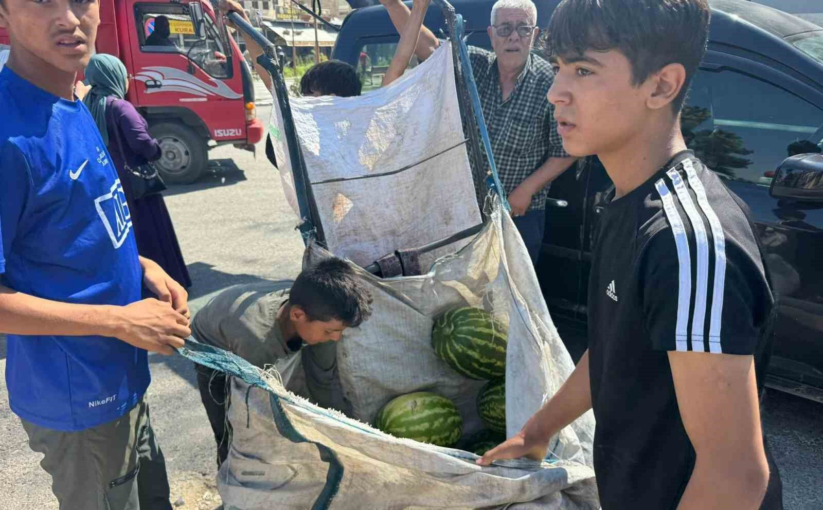 Karpuz tırı ilçeye girdi, meydan doldu taştı
