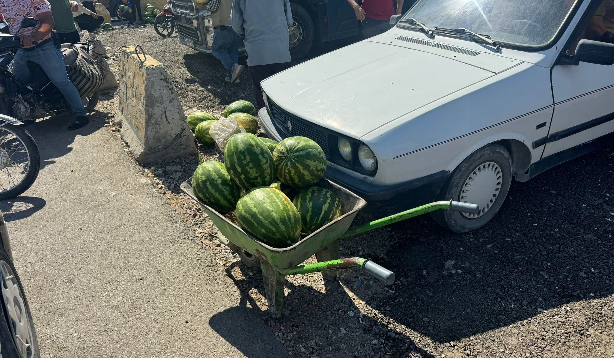 Karpuz tırı ilçeye girdi, olanlar oldu! Herkes meydana koştu - 4. Resim