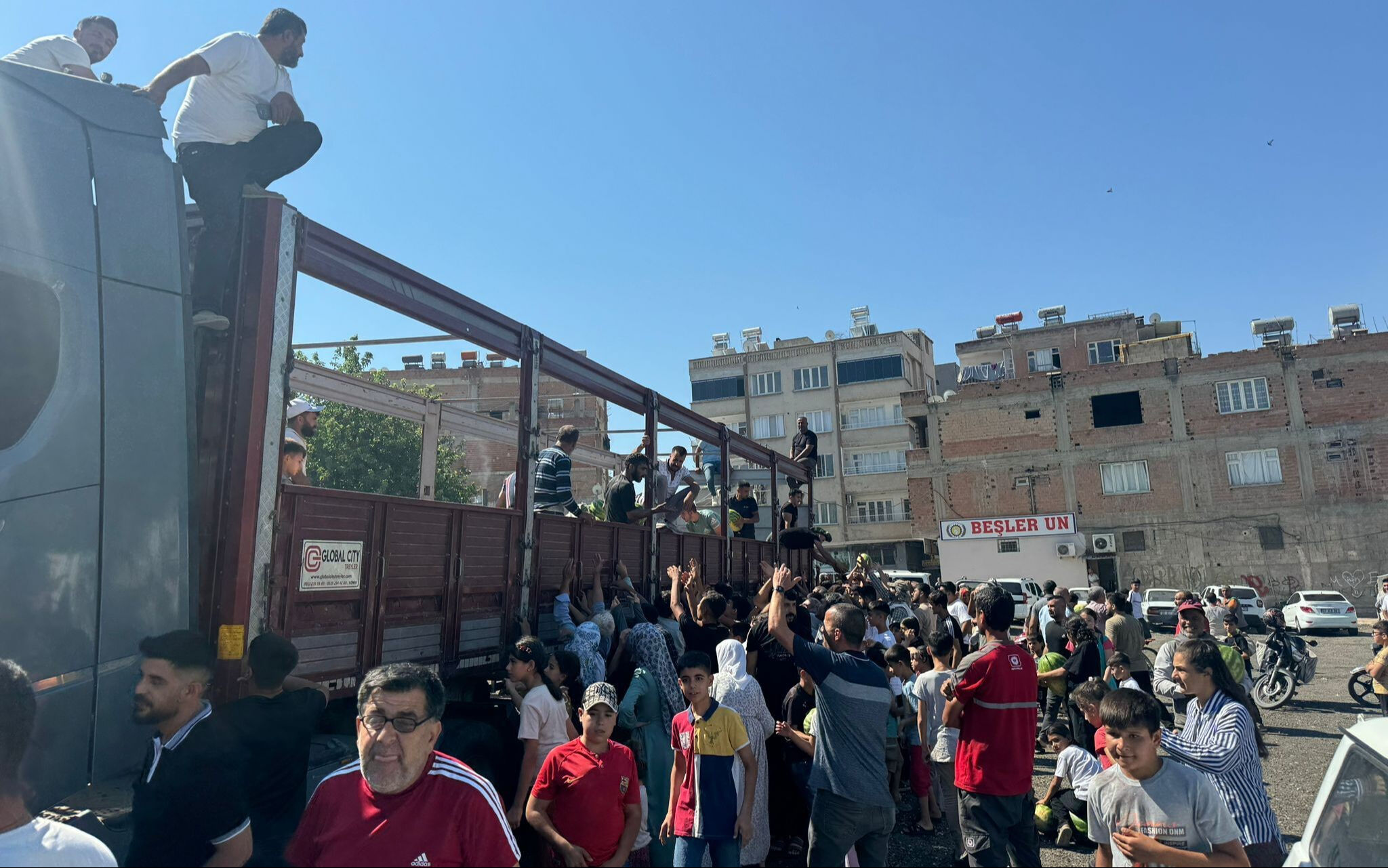 Karpuz tırı ilçeye girdi, olanlar oldu! Herkes meydana koştu - 2. Resim