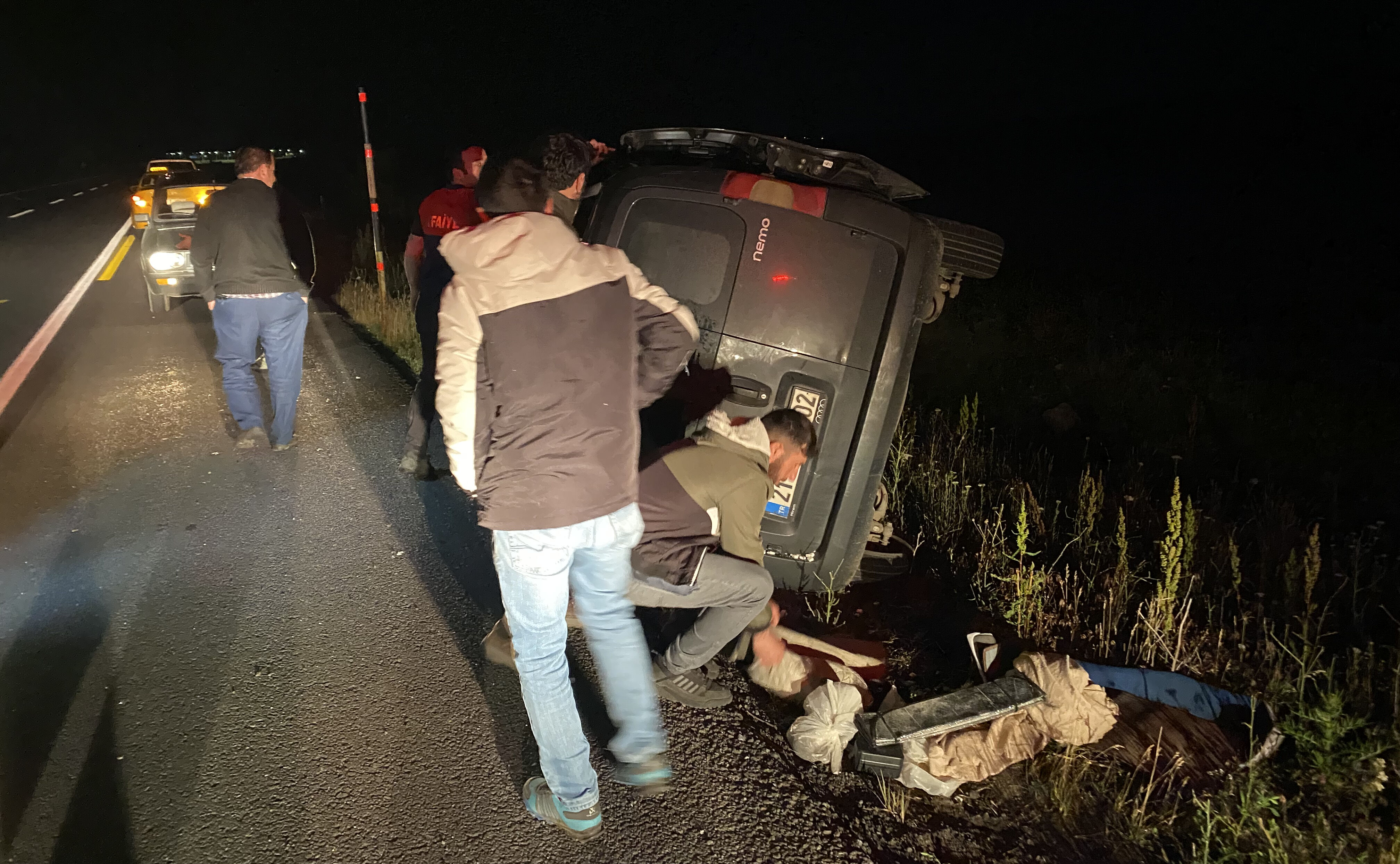 Kars'ta hafif ticari araç şarampole devrildi: 4 kişi yaralandı - 1. Resim