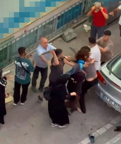 Kasiyer müşteriyle kavga etti, eşi de karışınca ortalık savaş alanına döndü - 1. Resim