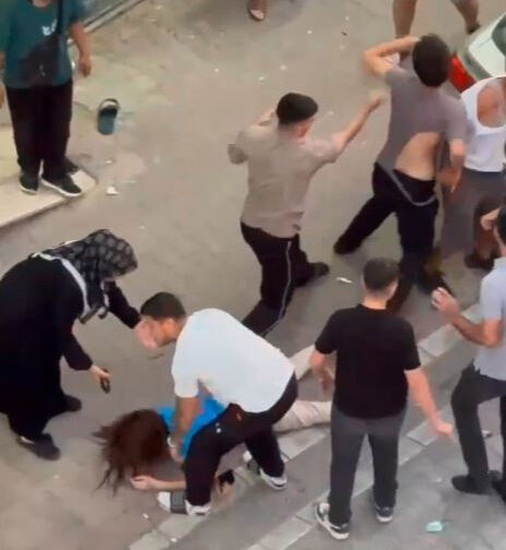 Kasiyer müşteriyle kavga etti, eşi de karışınca ortalık savaş alanına döndü - 2. Resim