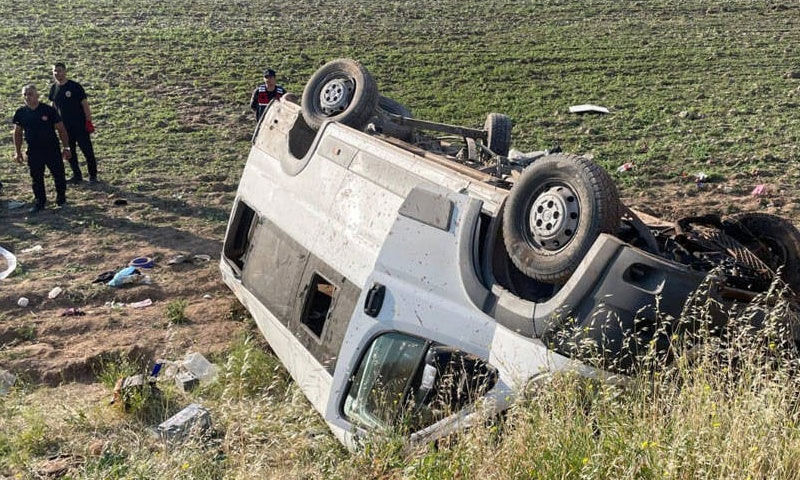 Konya&rsquo;da tarım iş&ccedil;ilerini taşıyan minib&uuml;s şarampole devrildi: &Ccedil;ok sayıda yaralı var - 1. Resim