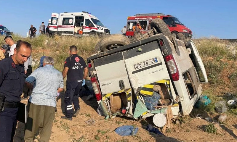 Konya’da tarım işçilerini taşıyan minibüs şarampole devrildi: Çok sayıda yaralı var - 2. Resim