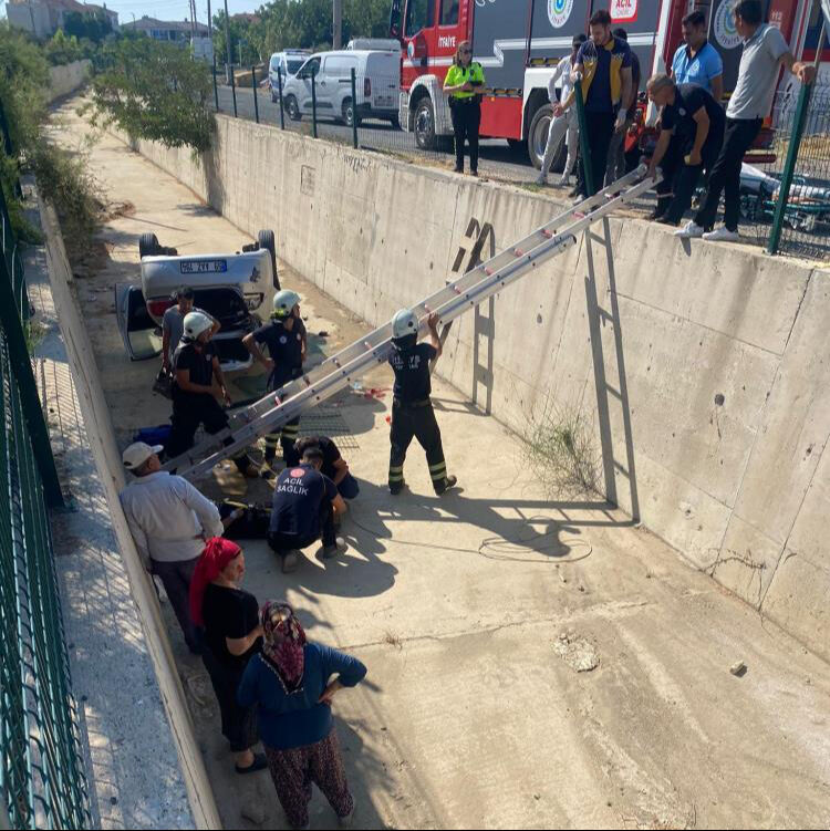 Şarköy'de korkutan kaza! Araç dereye uçtu, sürücü araçta sıkıştı - 1. Resim