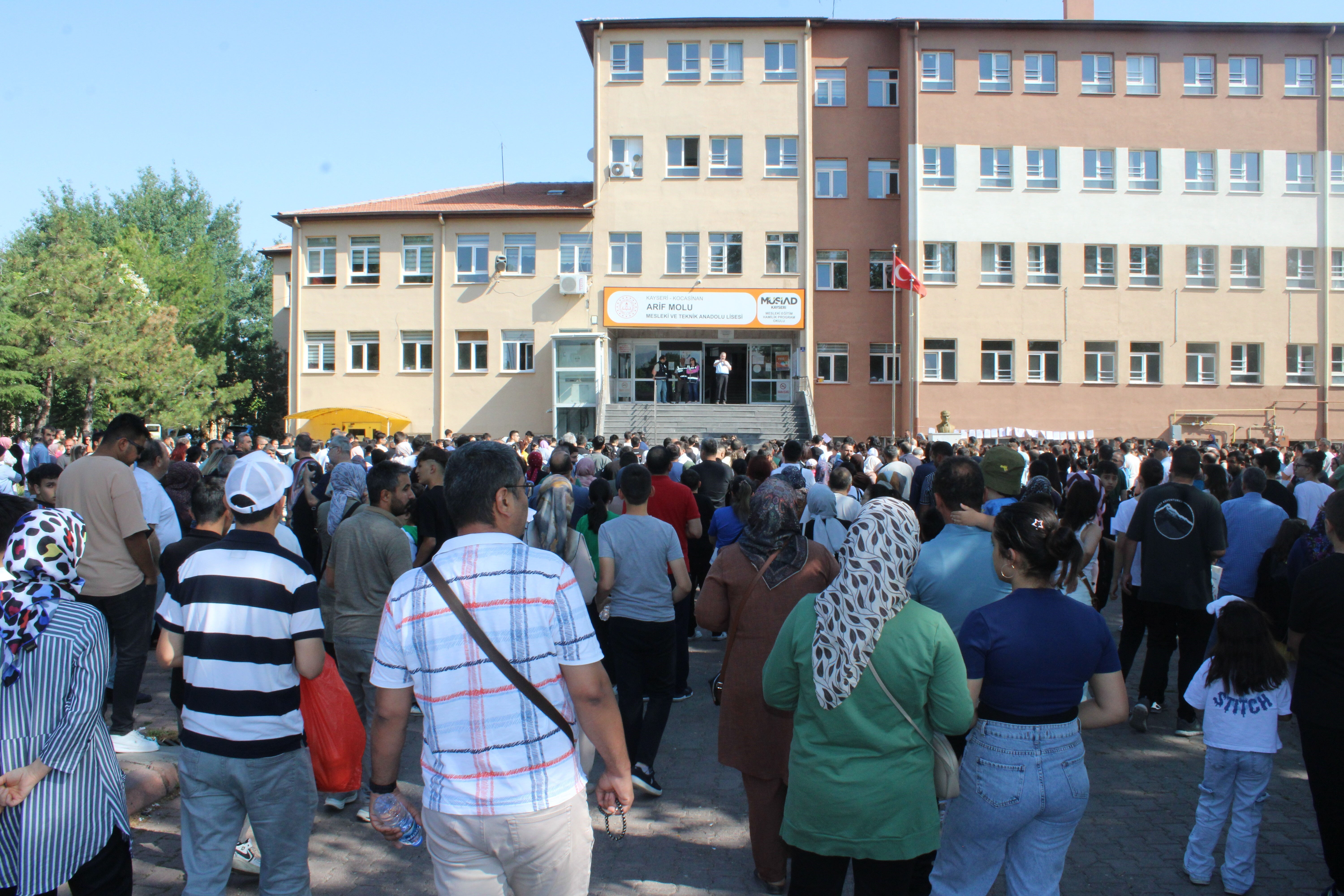 Sınav çok zor deniliyordu! LGS'de 719 öğrencinin tam puan alması herkesi şaşırttı - 1. Resim