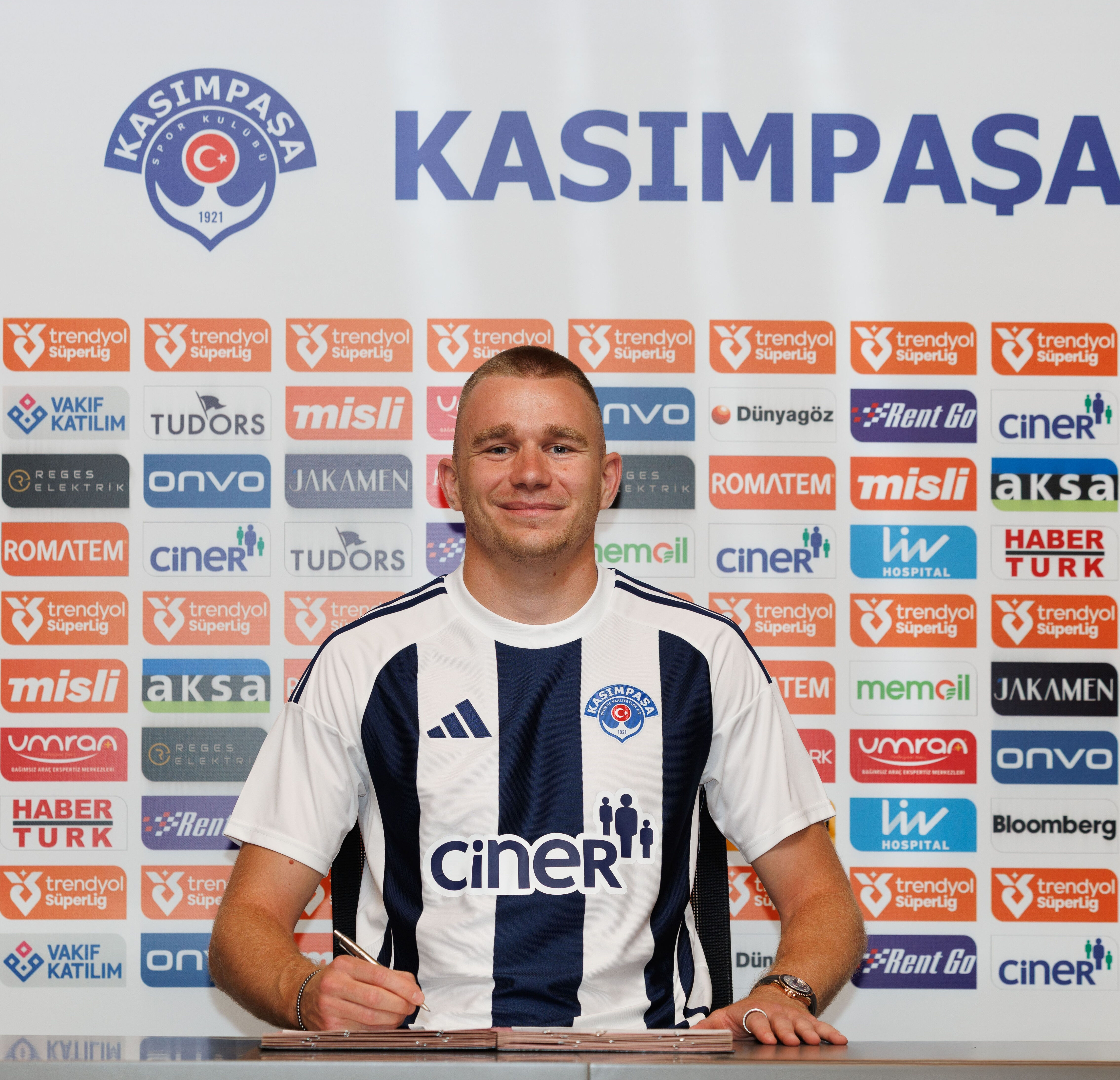 Süper Lig'e geri döndü! Macar yıldız Attila Szalai Paşa'da - 1. Resim