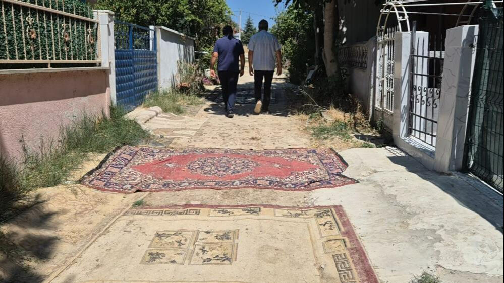 Tekirdağ'da yollara halı serdiler! Belediyeye tepki yağıyor: Başka çare kalmadı - 3. Resim