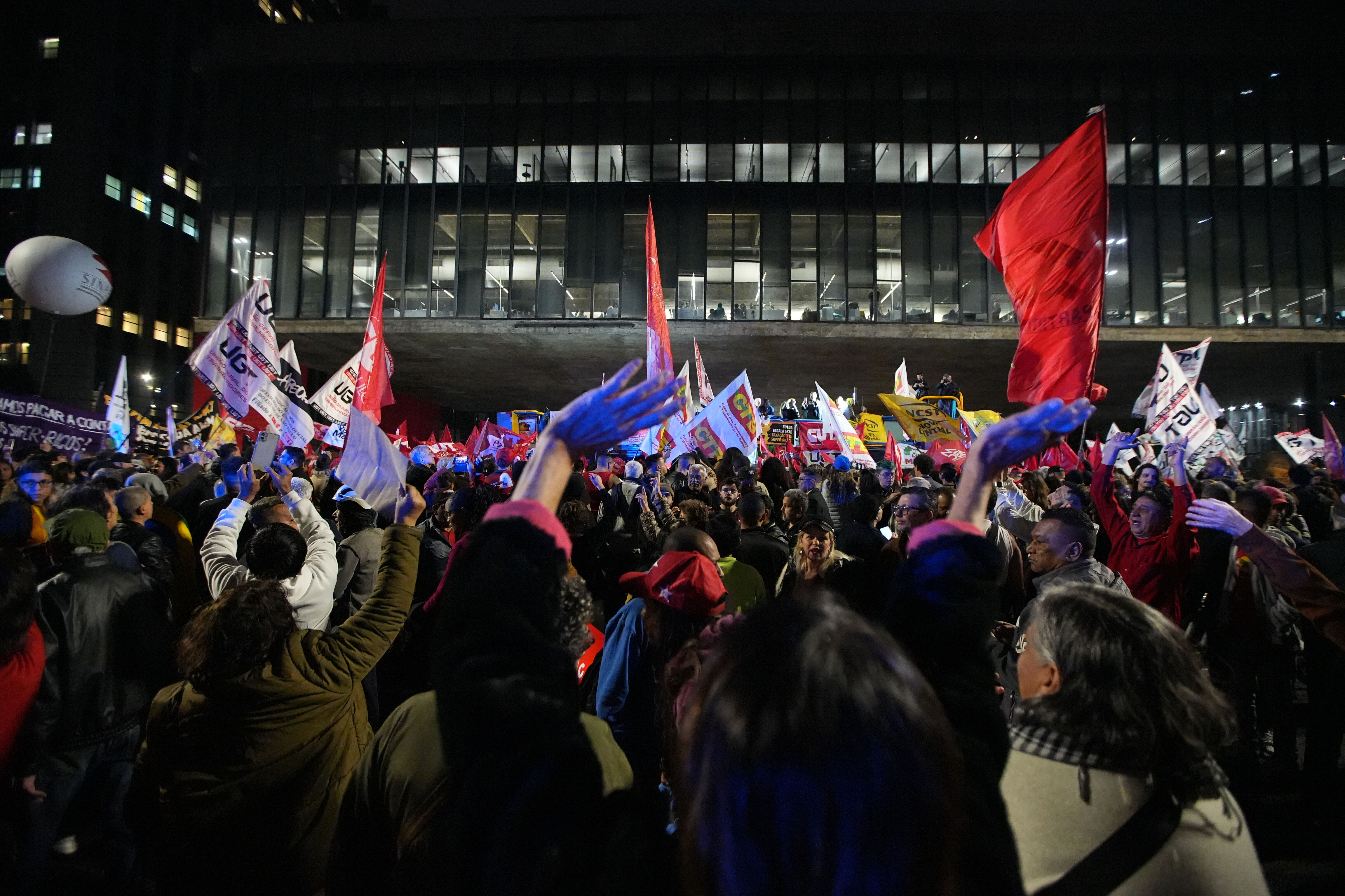 Trump yüzde 50 vergi getirdi, ülke karıştı! Binlerce kişi sokaklara döküldü - 2. Resim