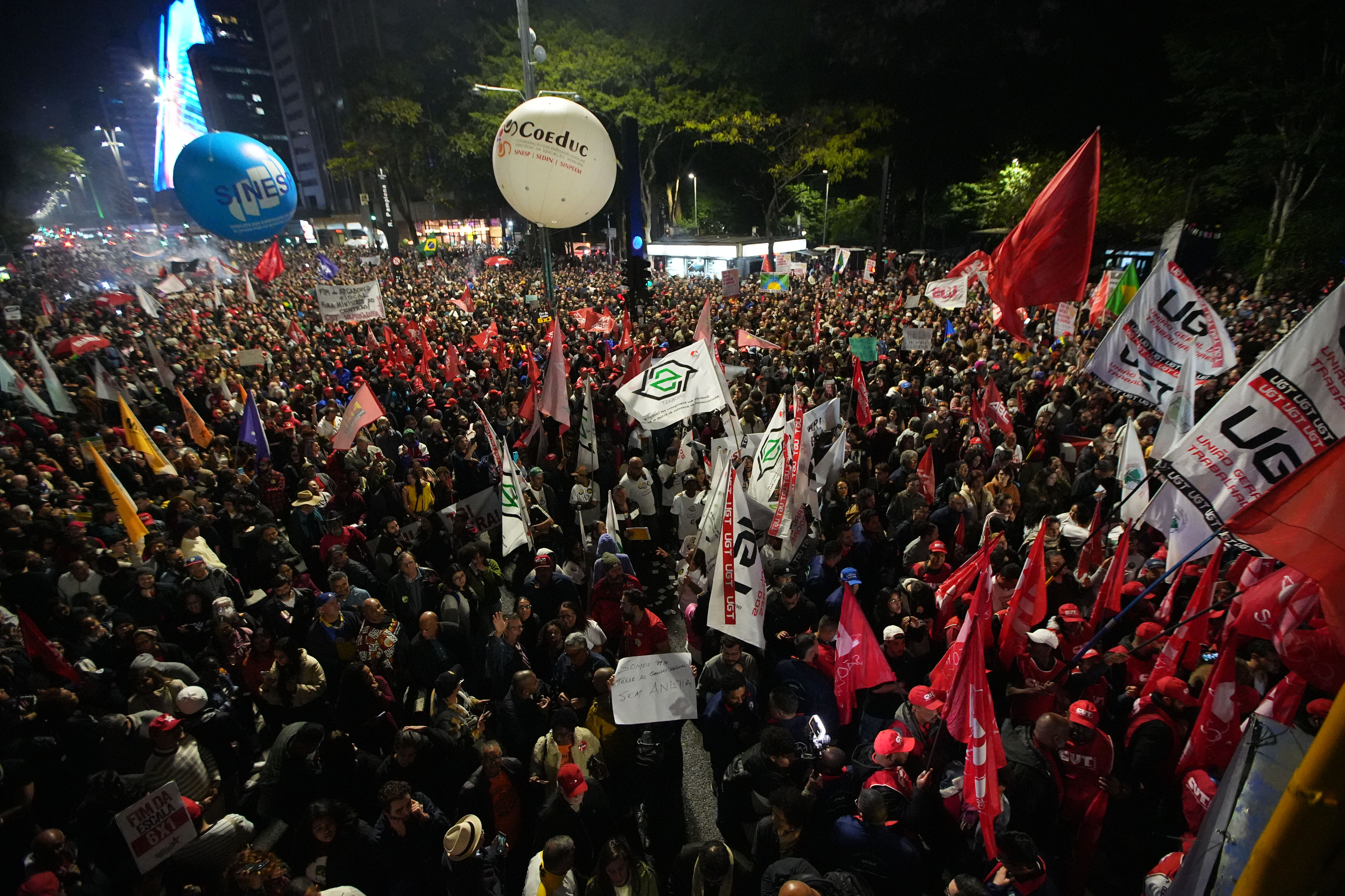 Trump yüzde 50 vergi getirdi, ülke karıştı! Binlerce kişi sokaklara döküldü - 1. Resim