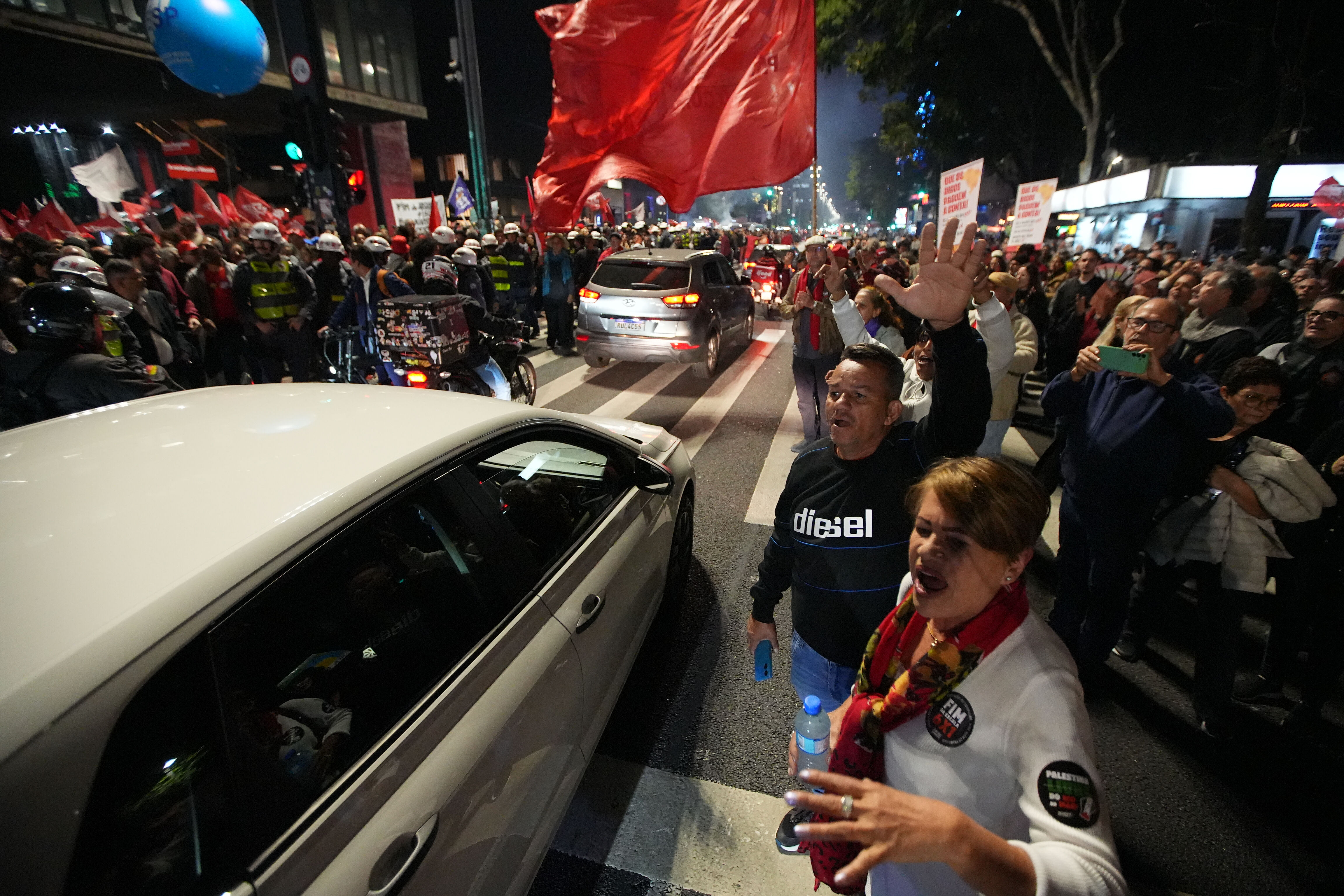 Trump yüzde 50 vergi getirdi, ülke karıştı! Binlerce kişi sokaklara döküldü - 3. Resim