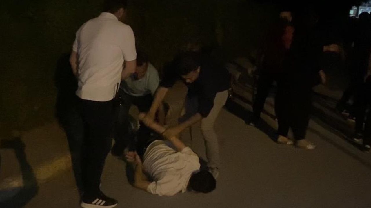 16 yaşındaki genç ortalığı birbirine kattı! Polis biber gazıyla müdahale etti 16 yaşındaki genç ortalığı birbirine kattı! Polis biber gazıyla müdahale etti