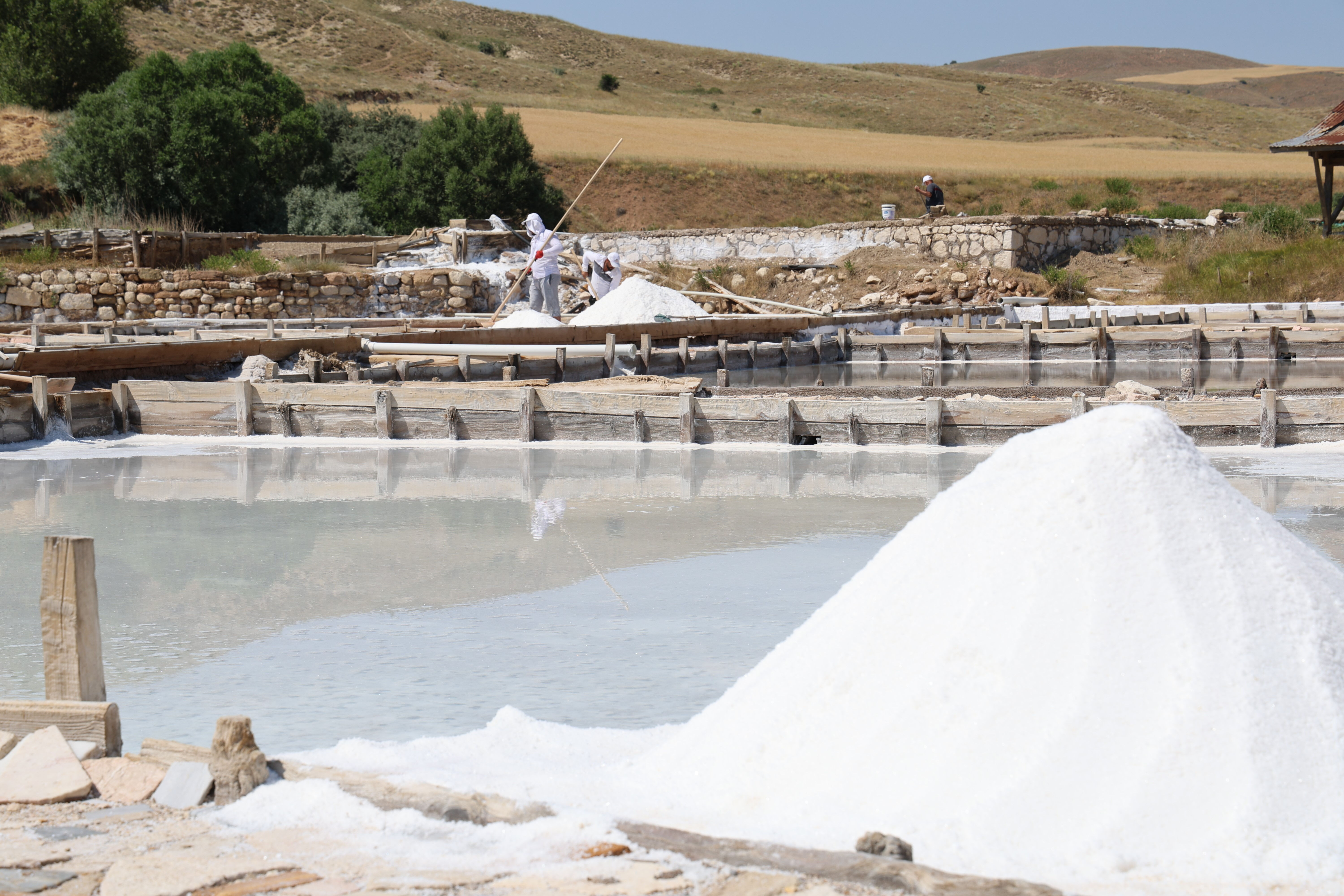 Beyaz altında hasat başladı! Yerin 7 metre altından &ccedil;ıkarılıyor, i&ccedil;erisinde 84 mineral var - 3. Resim