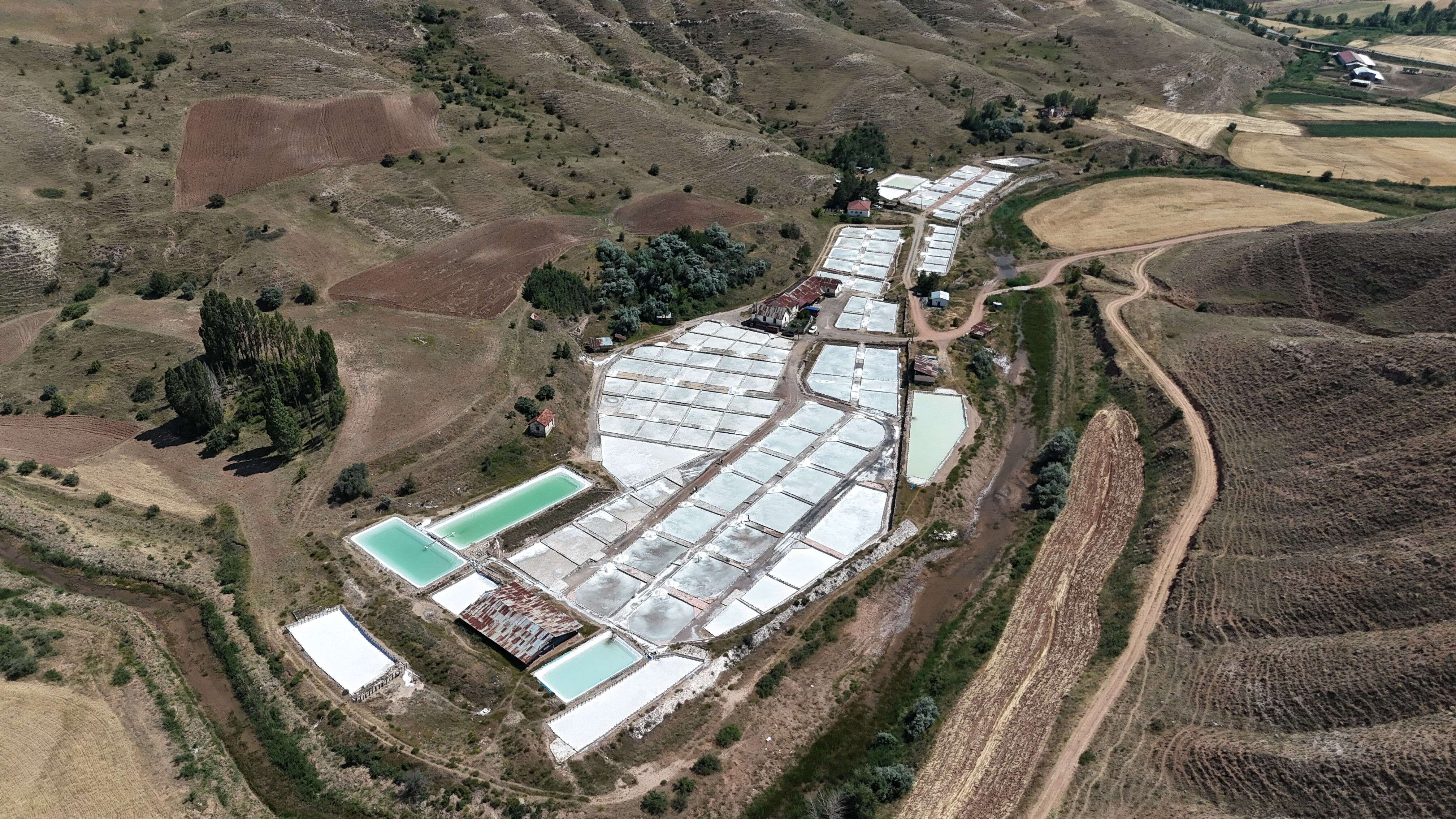 Beyaz altında hasat başladı! Yerin 7 metre altından &ccedil;ıkarılıyor, i&ccedil;erisinde 84 mineral var - 1. Resim