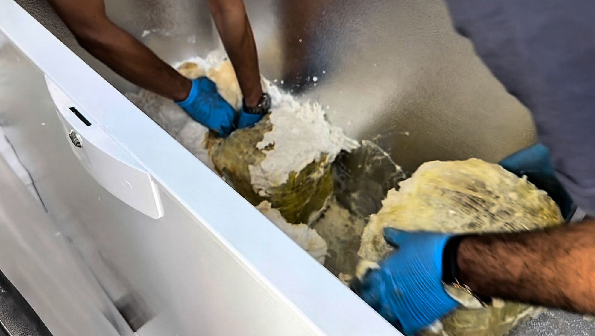 Beyaz eşyaların içinde işkembeli zula... Ekipler çıkanı görünce gözaltına aldı - 3. Resim