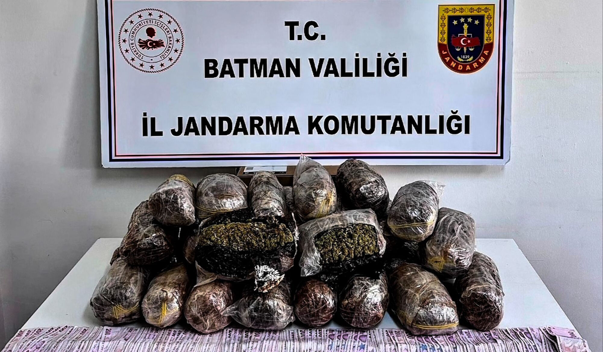 Beyaz eşyaların içinde işkembeli zula... Ekipler çıkanı görünce gözaltına aldı - 6. Resim