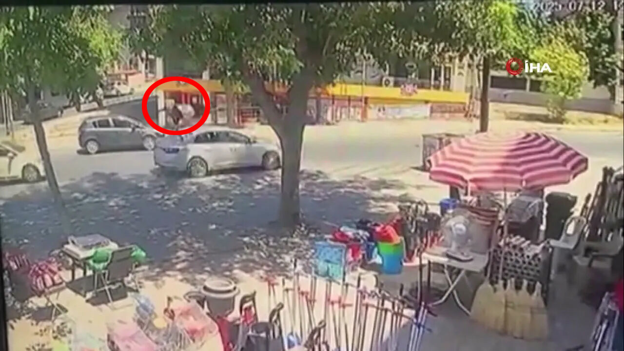 Beylikdüzü'nde feci kaza: Metrelerce havada uçtu! O anlar saniye saniye kamerada - 1. Resim