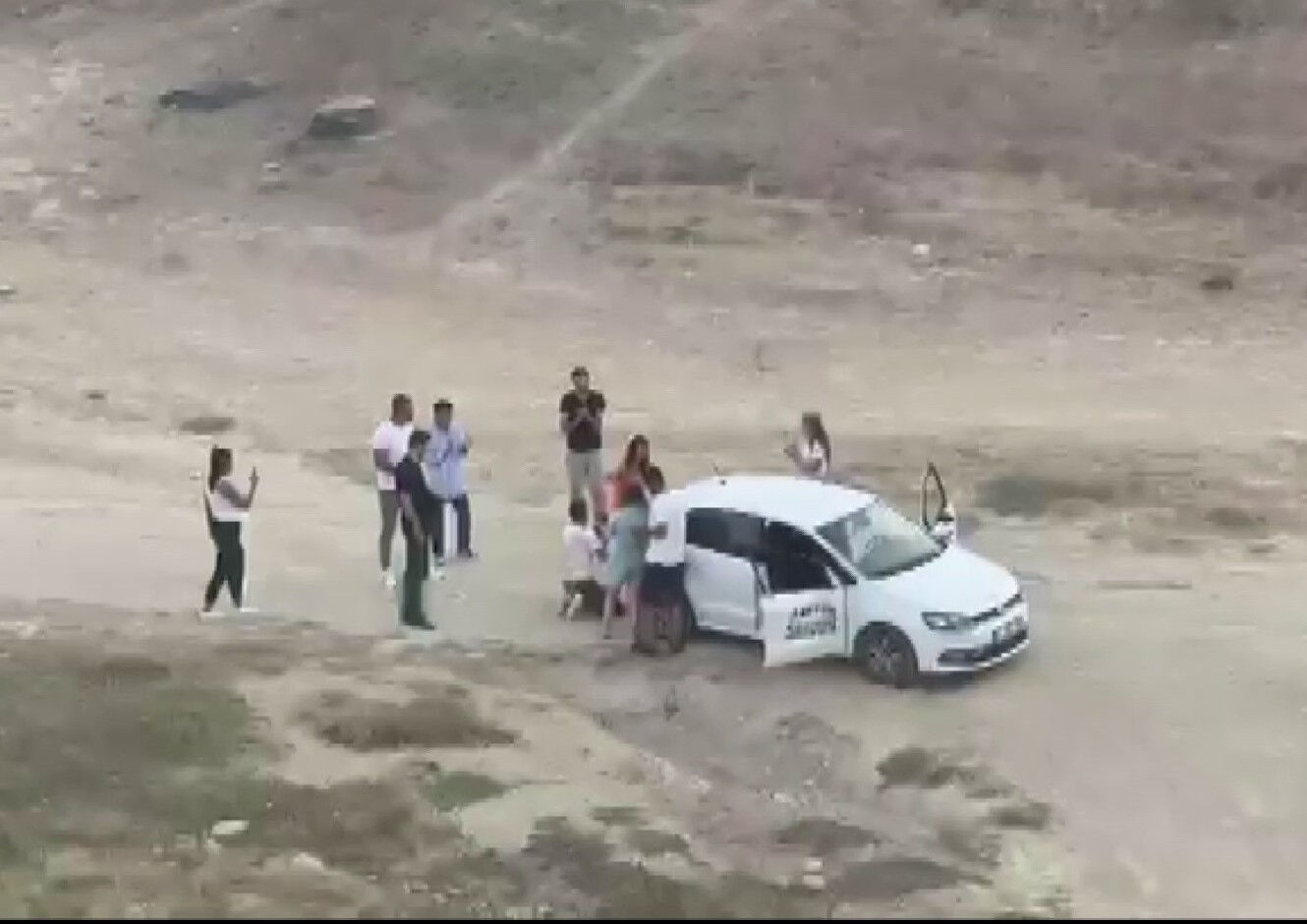 Böyle evlilik teklifi görülmedi! En mutlu günleri karakolda bitti - 1. Resim