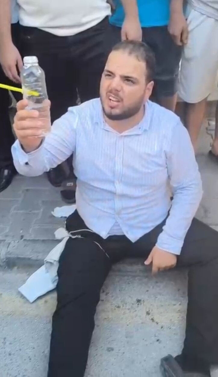 Cami müezzinine bıçaklı saldırı! Cemaat saldırganı etkisiz hale getirdi, o anlar kamerada - 3. Resim