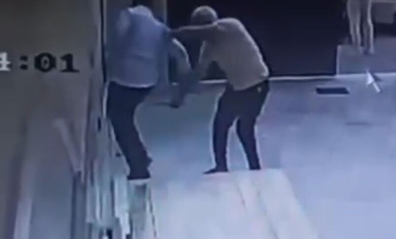 Cami müezzinine bıçaklı saldırı! Cemaat saldırganı etkisiz hale getirdi, o anlar kamerada - 1. Resim