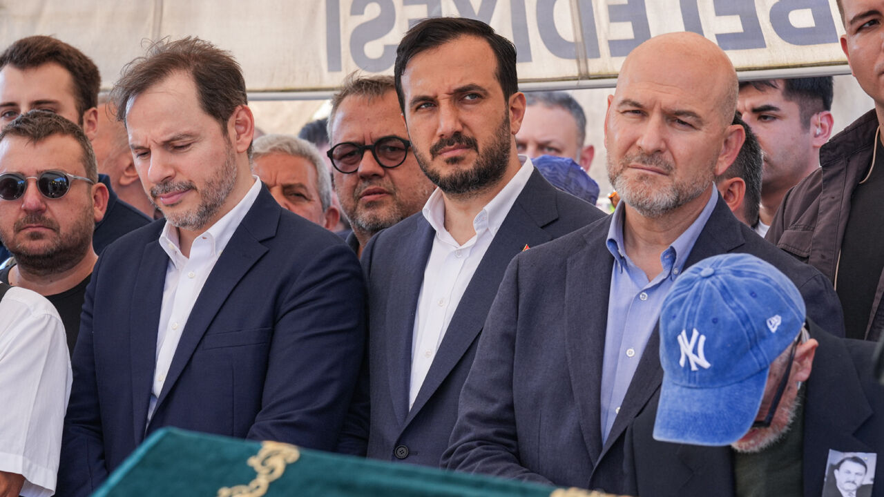 Cumhurbaşkanı Başdanışmanı Yiğit Bulut son yolculuğuna uğurlandı Eski Hazine ve Maliye Bakanı Berat Albayrak (sol 2), AK Parti İstanbul İl Başkanı Abdullah Özdemir (sol 3) ile ve AK Parti İstanbul Milletvekili Süleyman Soylu (sol 4)