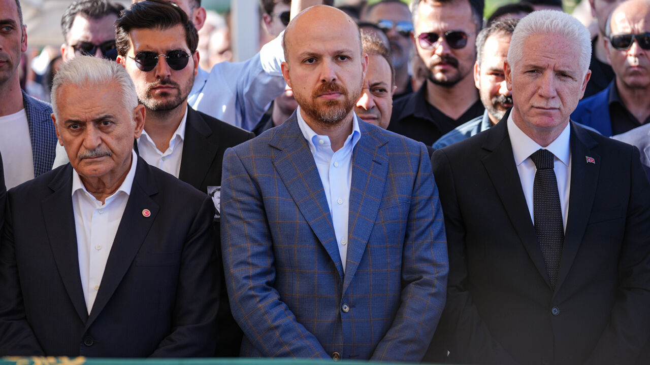 Cumhurbaşkanı Başdanışmanı Yiğit Bulut son yolculuğuna uğurlandı Türk Devletleri Teşkilatı (TDT) Aksakallar Konseyi Başkanı Binali Yıldırım (solda), Dünya Etnospor Birliği Başkanı Bilal Erdoğan (ortada) ile İstanbul Valisi Davut Gül (sağda)
