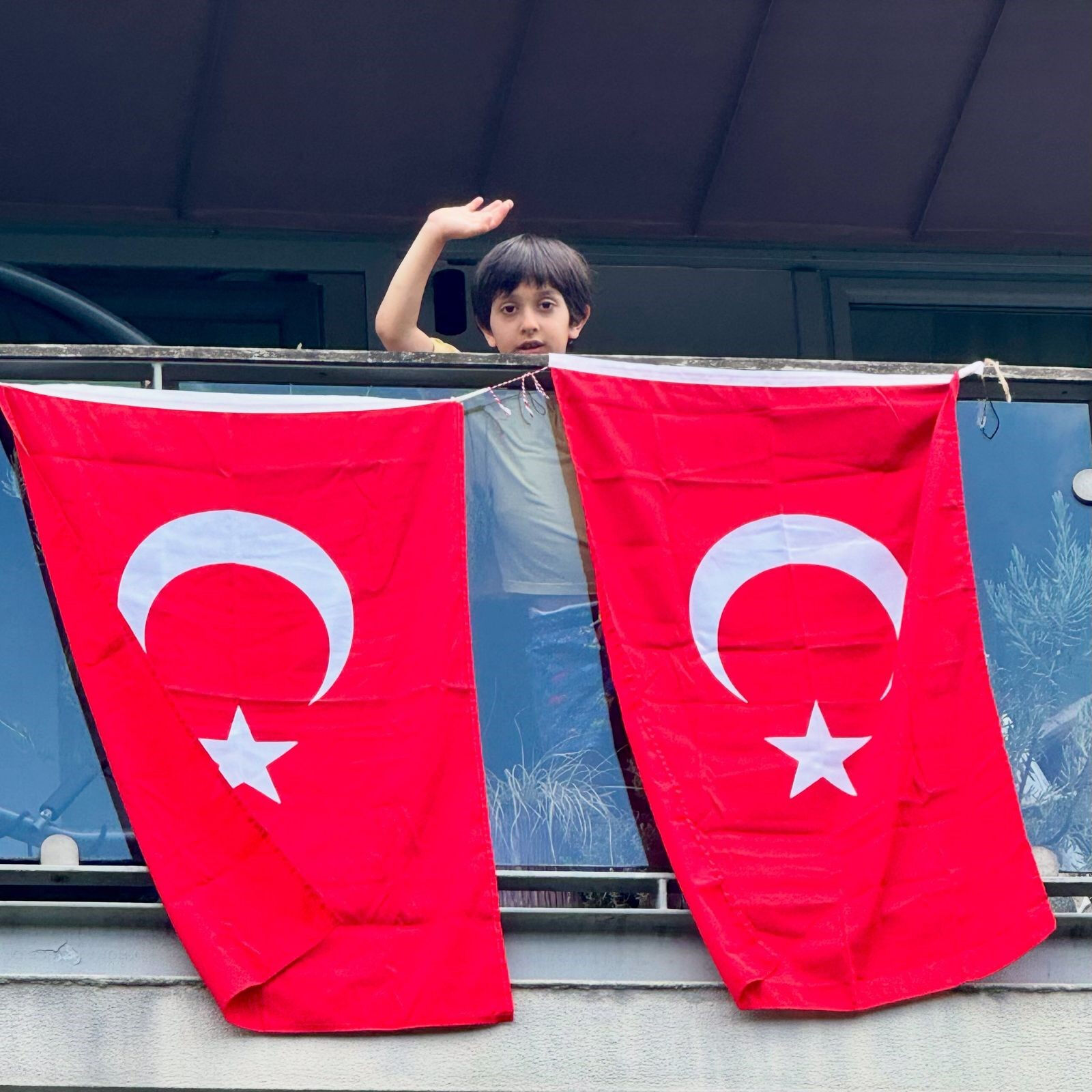 Erdoğan'ın 'bayrak' çağrısı karşılık buldu! Ay-yıldız, ülke genelinde göndere çekiliyor - 1. Resim