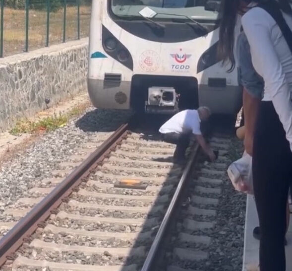 Görür görmez Marmaray'ı durdurdu! Raylara inen makinist hemen müdahale etti - 1. Resim