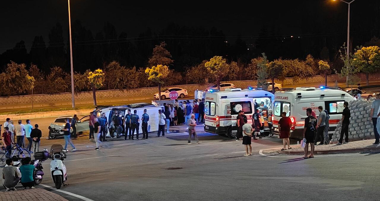 Kayseri'de otomobil ile minibüs çarpıştı! Çok sayıda yaralı var - 1. Resim