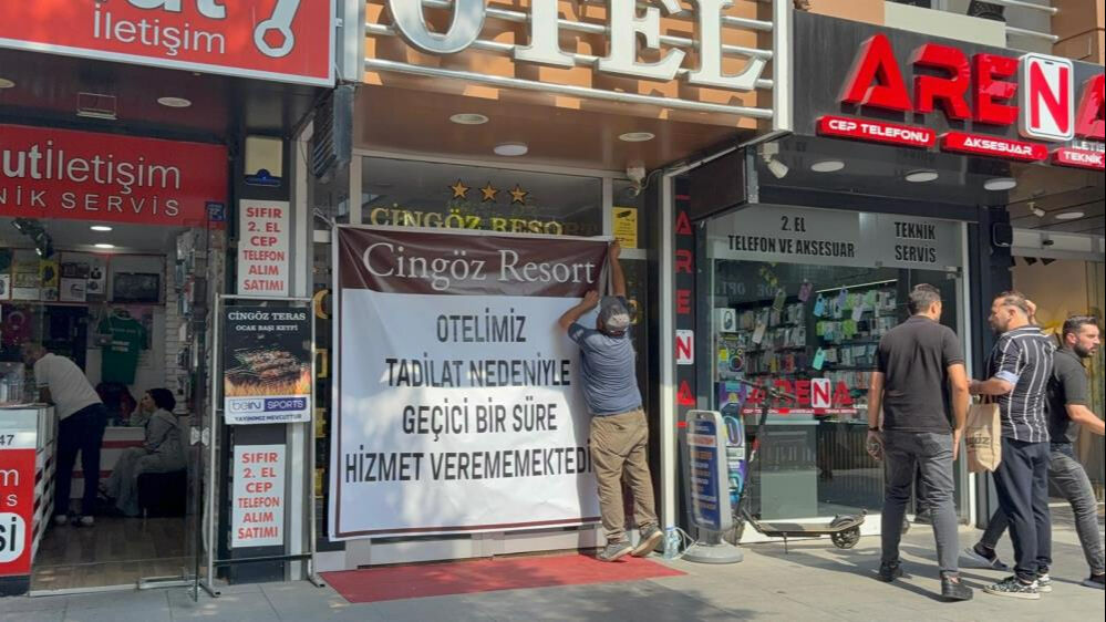 Kırşehir'de fıkra gibi olay! Esnaf Odası başkanının oteli mühürlendi, kapıya asılan yazı dikkat çekti Kırşehir'de fıkra gibi olay! Esnaf Odası başkanının oteli mühürlendi, kapıya asılan yazı dikkat çekti - 2. Resim