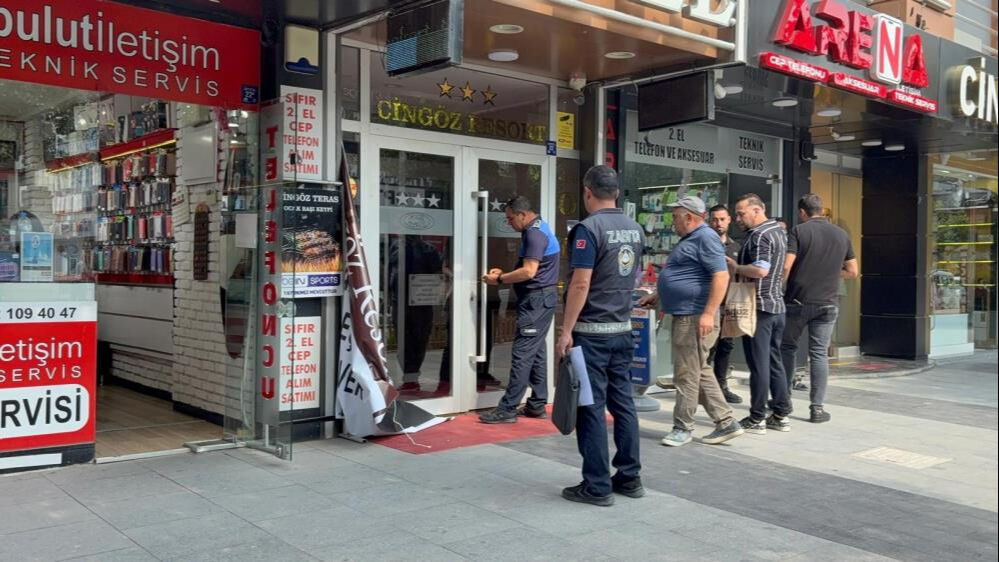 Kırşehir'de fıkra gibi olay! Esnaf Odası başkanının oteli mühürlendi, kapıya asılan yazı dikkat çekti Kırşehir'de fıkra gibi olay! Esnaf Odası başkanının oteli mühürlendi, kapıya asılan yazı dikkat çekti - 1. Resim