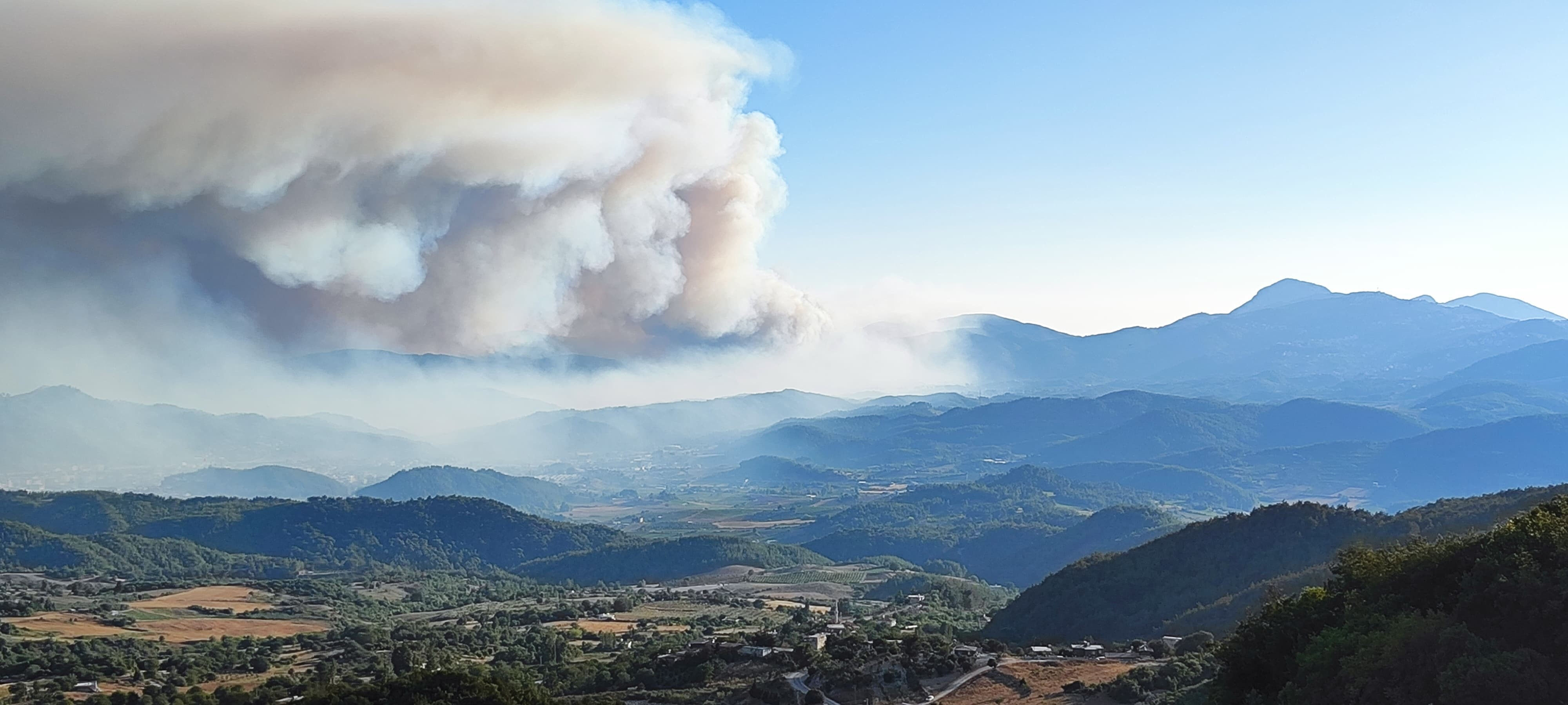 Lazkiye'de çıkan yangın sınıra doğru ilerliyor! Keseb Sınır Kapısı geçici olarak kapatıldı - 2. Resim