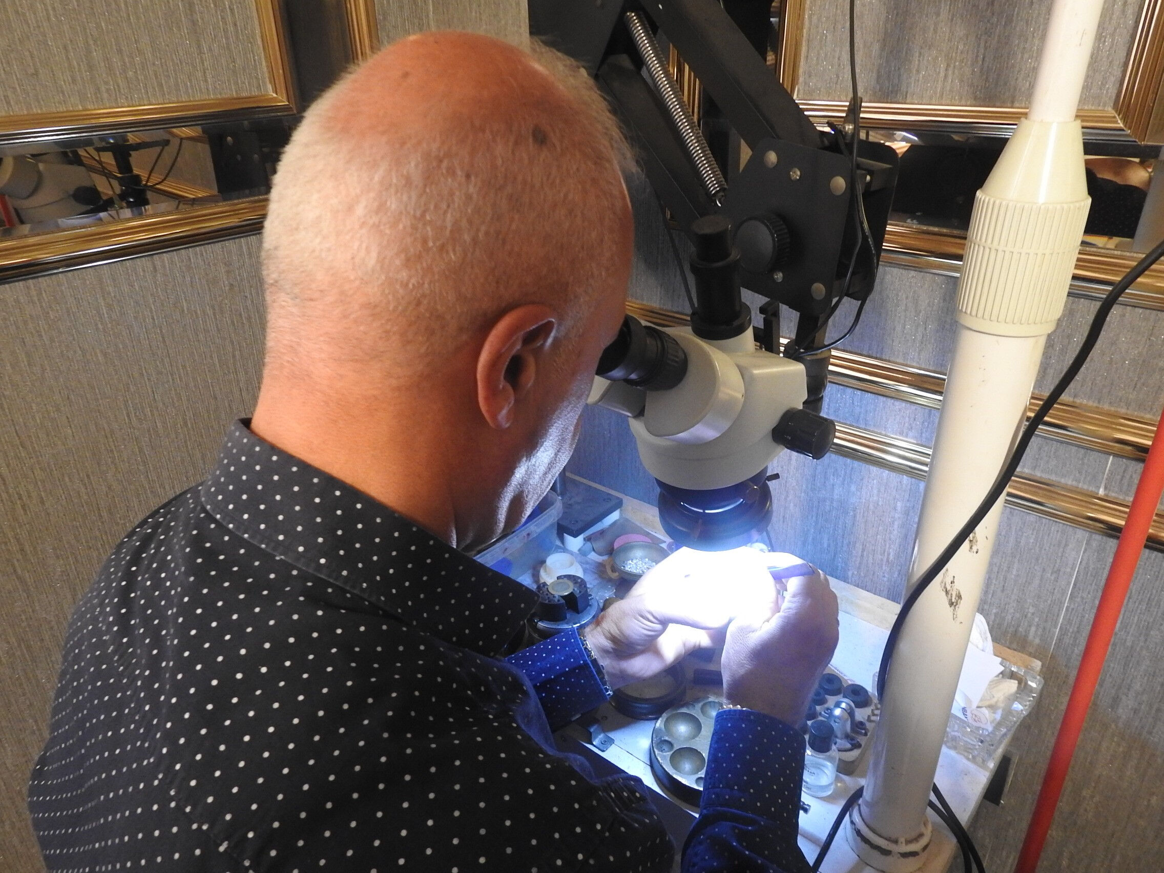 Maaş ve sigorta devletten, altın bilezik gençlerden