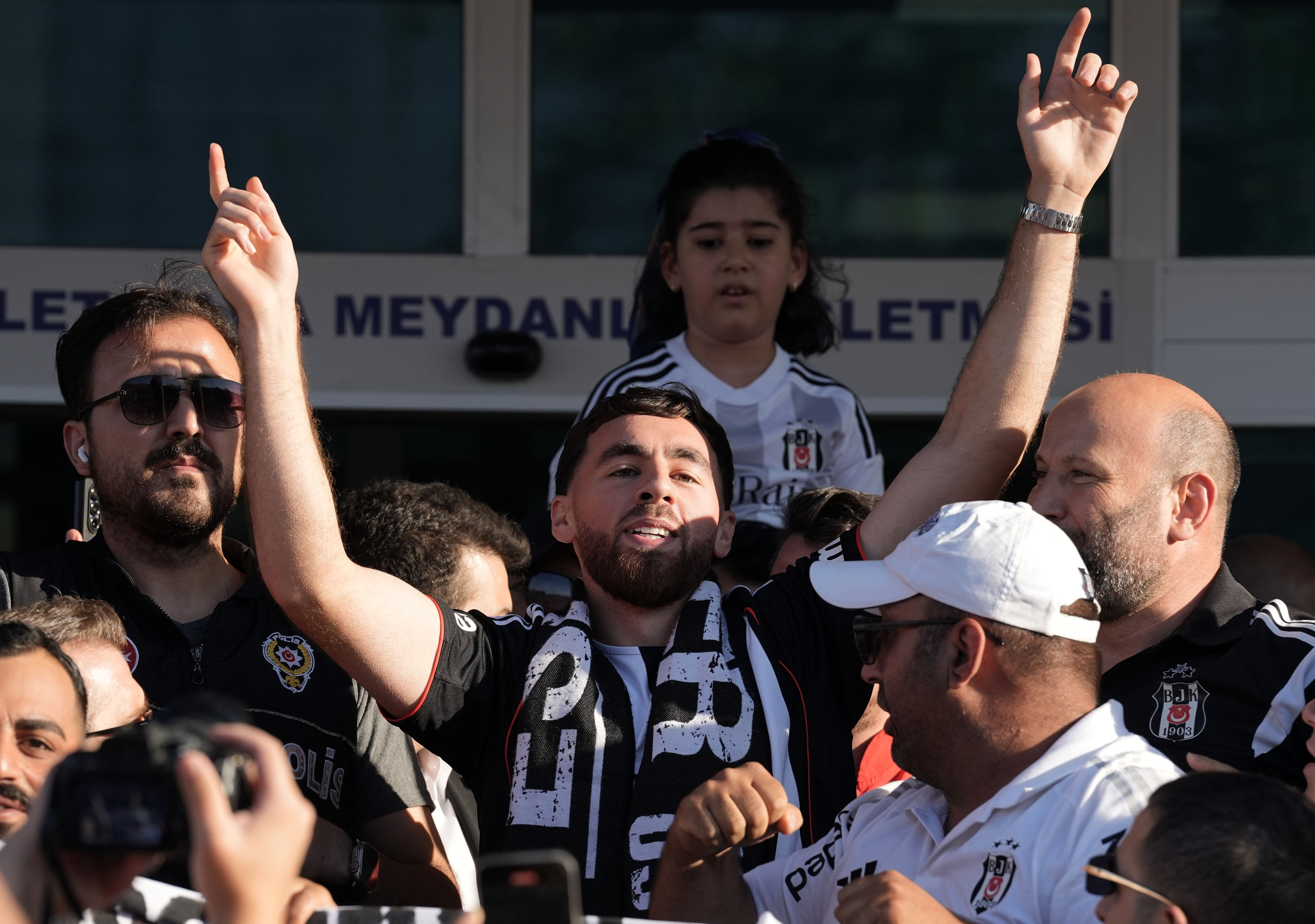 Orkun Kökçü, çocuk hayali Beşiktaş'ta! İstanbul'a geldi, gözyaşları sel oldu - 4. Resim