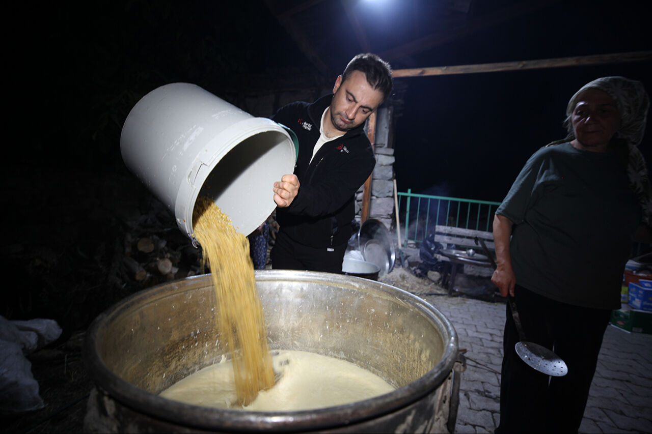 Saatlerce sürüyor, yaşlı genç herkesin elin değiyor... Belören asırlık lezzeti yaşatıyor - 5. Resim