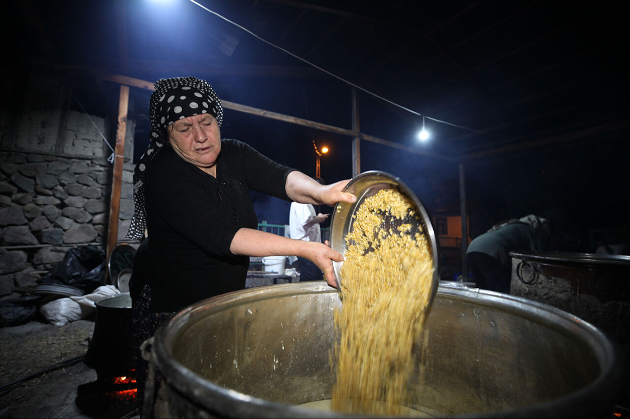 Saatlerce sürüyor, yaşlı genç herkesin elin değiyor... Belören asırlık lezzeti yaşatıyor - 1. Resim