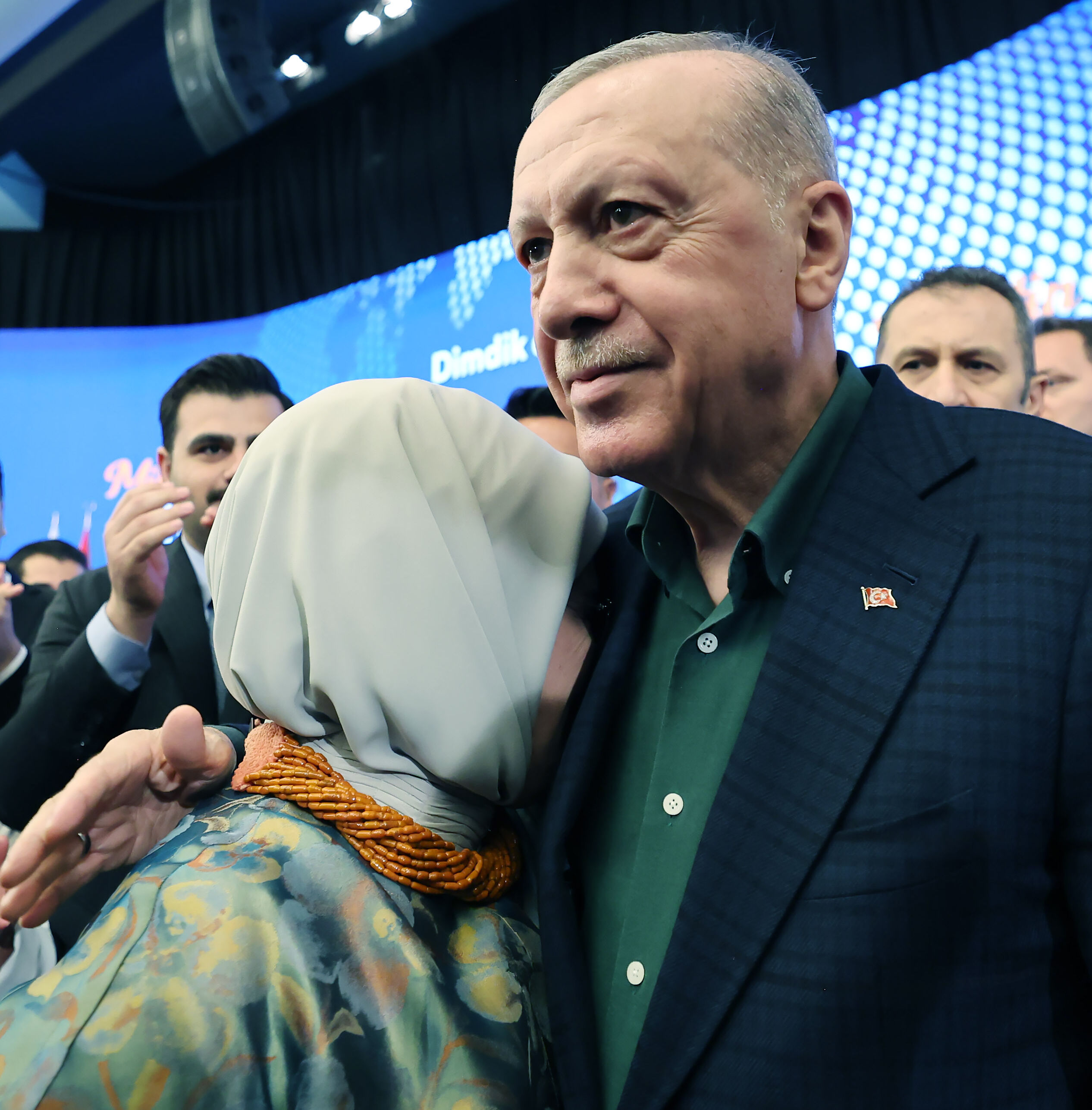 Tarihi konuşmada duygu dolu anlar! Emine Erdoğan eşinin omzunda gözyaşlarına boğuldu - 1. Resim