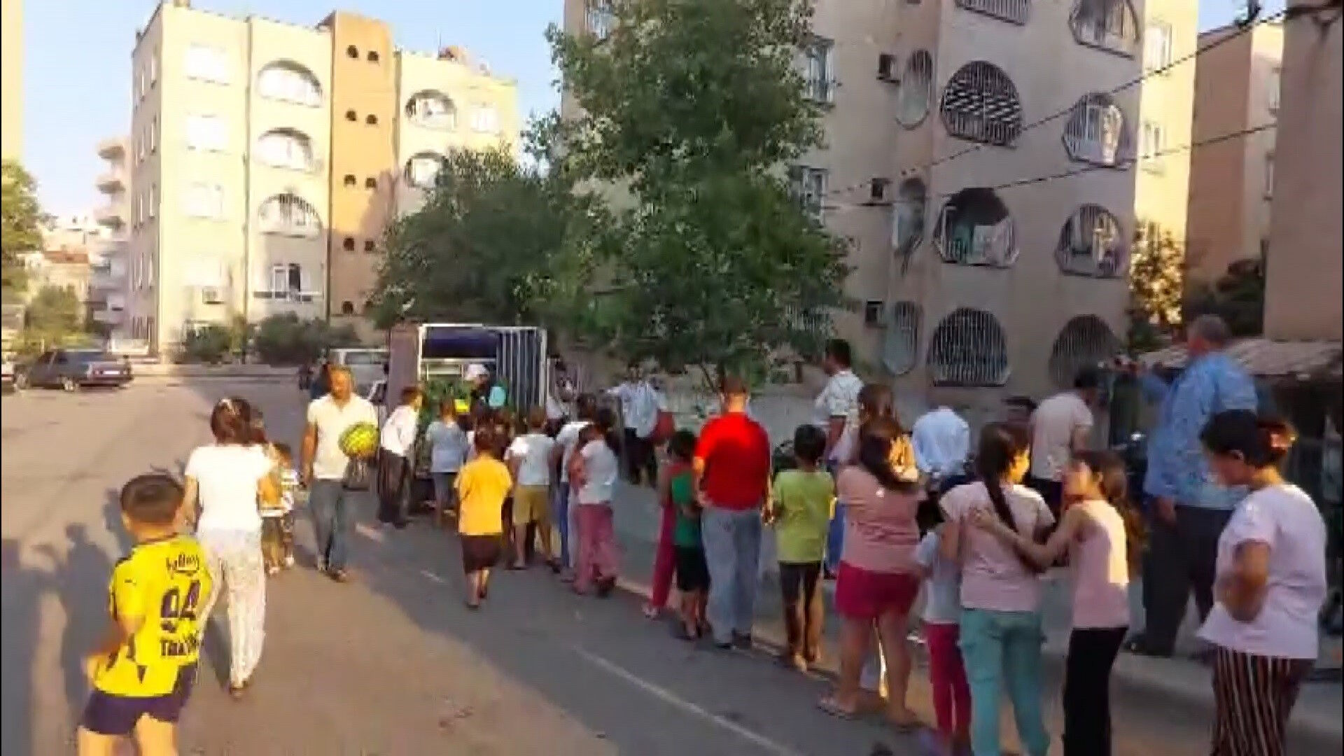 Tarlada para etmeyince vatandaşa ücretsiz dağıttı! 7 ton 10 dakikada tükendi - 2. Resim