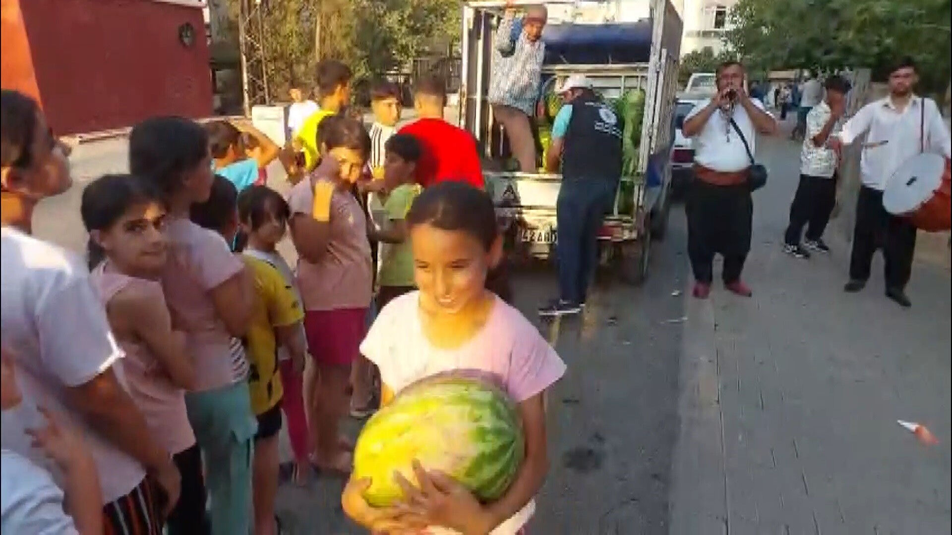 Tarlada para etmeyince vatandaşa ücretsiz dağıttı! 7 ton 10 dakikada tükendi - 1. Resim